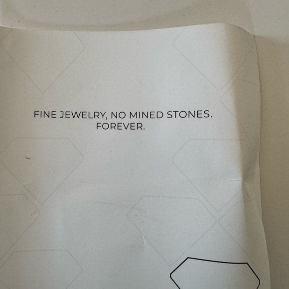 East West Trellis 1.08 carat simulated diamond ring. Size 9 - Picture 11 of 13